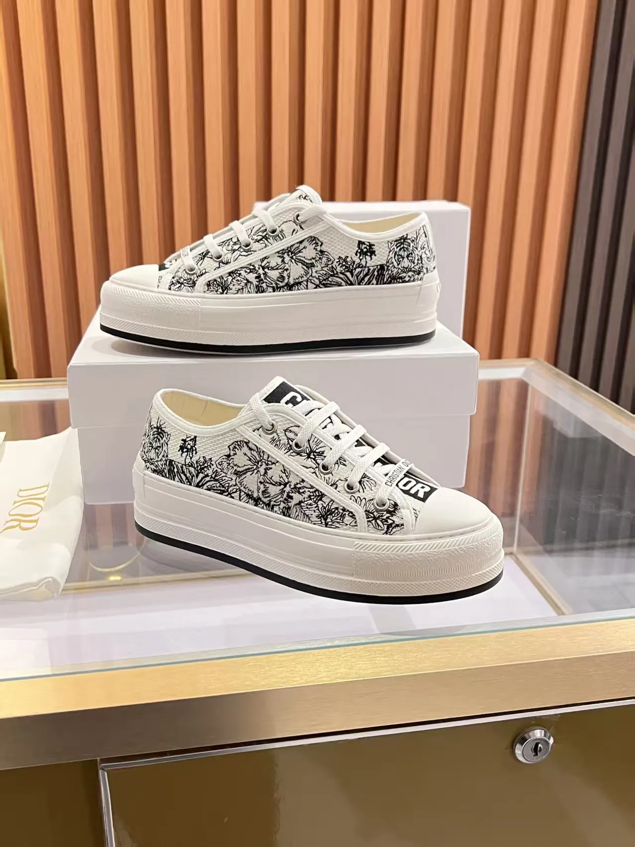 👟👟Ex-factory price 520👟👟 Walk‘n’Dior embroidered mid-top casual shoes are new in 2025. On the fashion stage, Dior embroidered shoes are the well-deserved protagonist. Delicate stitching is used on the upper, every stitch is devoted to the craftsman's efforts, and every thread is woven with artistic poetry. From complex floral patterns to smart geometric textures, embroidery is like the magic that gives shoes life, allowing them to show dynamic beauty even in static conditions.   Wearing Dior embroidered shoes feels like stepping into a dream world full of art. It is not only a pair of shoes, but also a walking piece of art that perfectly integrates fashion and culture. Whether you are strolling on the bustling city streets or attending important social occasions, Dior embroidered shoes can add unique charm to your style and become the focus of everyone's attention.   Choosing Dior embroidered shoes means choosing a persistent pursuit of quality and a unique understanding of fashion. Let it accompany you through every wonderful moment and leave your own fashion mark.  Material: Sheepskin lining, feet, silk cowhide, size 35-41, heel height 5cm